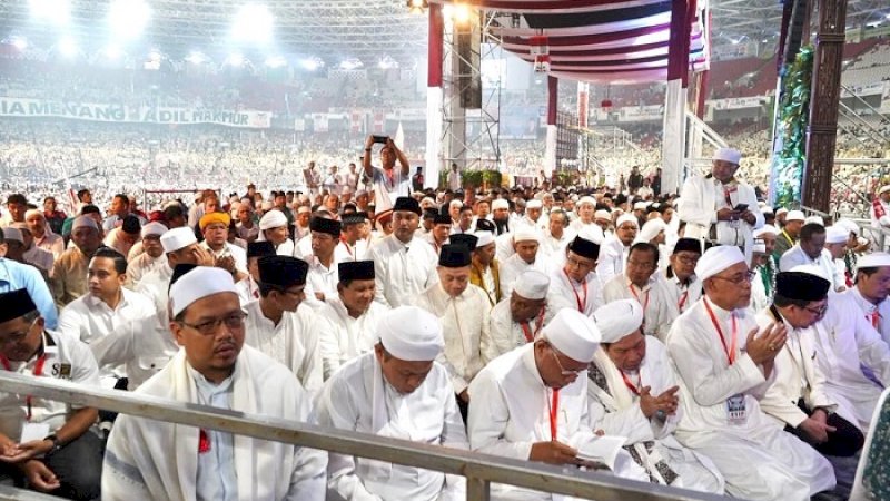 Sejarah baru tercipta di Stadion Utama Gelora Bung Karno Jakarta (SUGBK). Untuk pertama kali stadion sepak bola terbesar di Indonesia itu digunakan salat tahajud berjemaah, Minggu dini hari (7/4/2019)