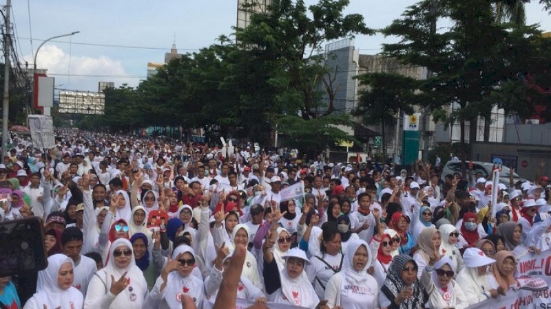 Puluhan ribu peserta meramaikan jalan sehat yang digelar Roemah Djoeng Prabowo-Sandi di Makassar, Minggu (7/4/2019).