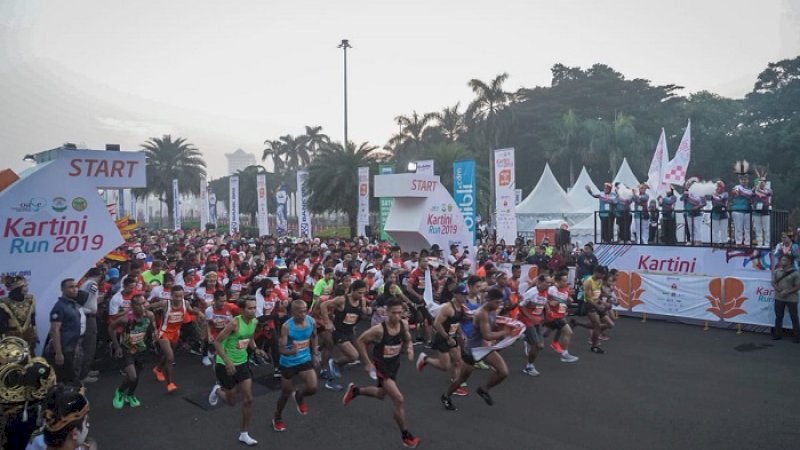 Peserta Kartini Run 2019 di kawasan Monas, Minggu (7/4/2019).