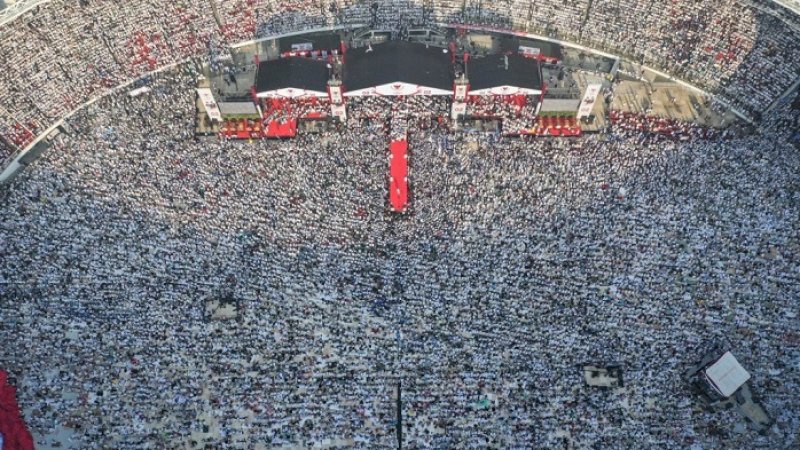 Pendukung Prabowo-Sandi memadati Stadion Utama Gelora Bung Karno, Jakarta, Minggu (7/4/2019). (FOTO: ANTARA)