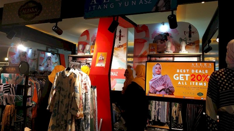 Hari terakhir pergelaran The International Woman Exhibition Female on the Move Femme and Celebes Beauty Fashion Week (CBFW) kebanjiran diskon, Minggu (7/4/2019). 