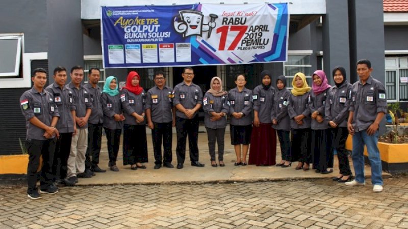 Kepala Kantor Kesatuan Bangsa dan Politik (Kesbangpol) Kabupaten Luwu Timur, Guntur Hafid mengimbau masyarakat Luwu Timur agar berbondong-bondong ke TPS pada 17 April 2019.