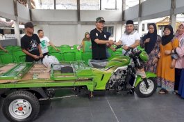 Tamsil Linrung Serahkan Bantuan Motor Sampah kepada Yayasan Wakaf UMI