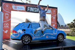 Pria ini Selesaikan Perjalanan Mobil Listrik Terpanjang di Dunia di 33 Negara