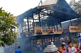 Duduk Santai Bareng Tetangga, 2 Unit Rumah Terbakar di Pinrang