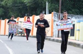 Peserta Pemilu Run di Bantaeng Berlari Sambil Bawa Alat Peraga