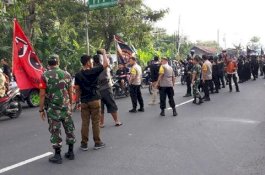 Simpatisan Jokowi-Ma'ruf Amin Saling Lempar Batu dengan Warga