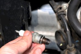 Begini Cara Jaga Kondisi Busi Motor Saat Musim Hujan