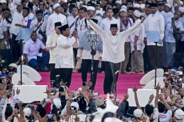 Ademnya Kampanye Akbar Prabowo Hingga Sandi Dilempari Botol
