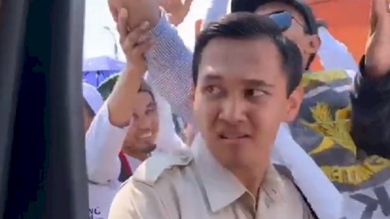 Para ajudan harus menahan rasa sakit setiap kali pendukung dan simpatisan capres-cawapres ingin bersalaman idolanya.