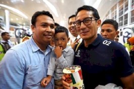 Dapat Celengan dari Kembaran, Sandiaga Uno Balas Ciuman