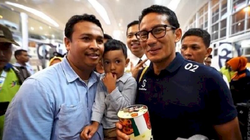 Cawapres Sandiaga Uno menerima celengan dari kembarannya di Medan, Minggu (7/4/2019).