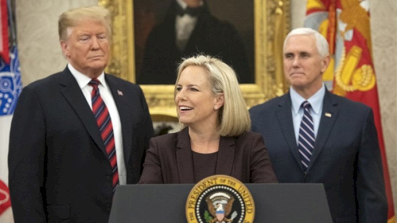 Menteri Keamanan Dalam Negeri Amerika Serikat (AS) Kirstjen Nielsen (tengah).