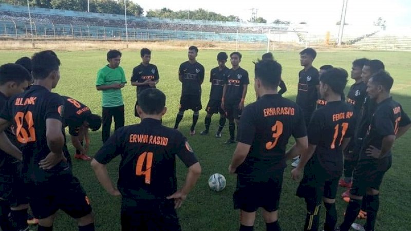 Beringin FC tampil trengginas saat melakoni laga kedua di Gruf A Turnamen Gelora Mandiri Cup di Stadion Gelora Mandiri, Minggu(7/4/2019). Dalam laga teresebut, Beringin FC melibas lawannya, Jawi FC dengan skor 4-1.