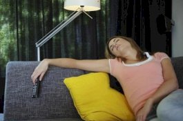 Ini Sebabnya Mengapa Anda Tak Boleh Tidur di Depan TV