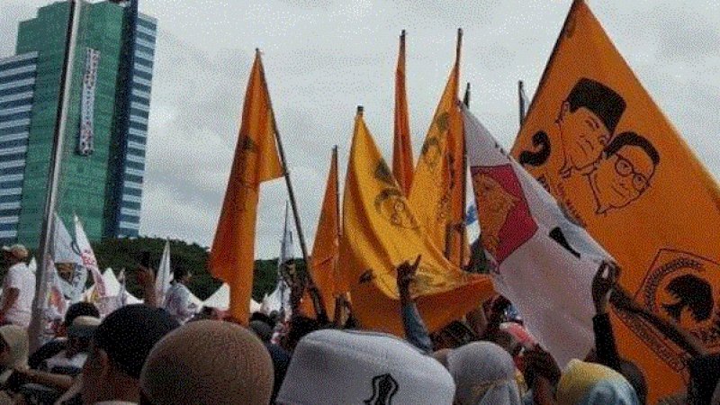 Bendera Golkar yang berkibar pada kampanye Prabowo di Lapangan Karebosi akhir Maret 2019.