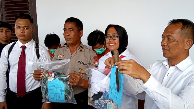 Polisi memperlihatkan barang bukti kasus pemerkosaan terhadap gadis SMP di Gowa, Senin (18/4/2019).