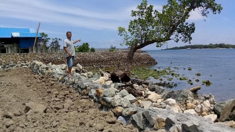 Jamal Tajuddin, menunjukkan lokasi miliknya dan membantah itu reklamasi.