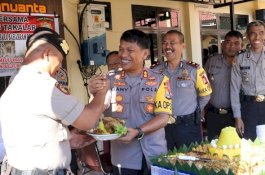 HUT Korps Shabara Baharkam Polri, Kapolres Takalar Beri Tumpeng Pertama ke Polisi Senior