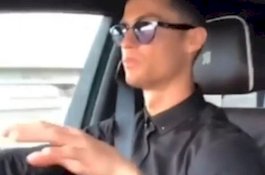 Ronaldo Dikecam, Dia Lepas Tangan dari Setir Sambil Meniru Pianis
