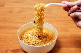 3 Bahaya Kecanduan Makan Mi Instan