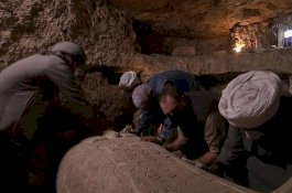 Sarkofagus 2.500 Tahun di Mesir Dibuka, Peneliti Temukan Mumi Bergelimang Emas