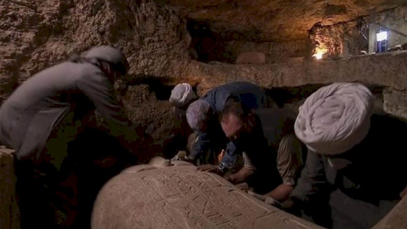 Sarkofagus 2.500 Tahun di Mesir Dibuka, Peneliti Temukan Mumi Bergelimang Emas