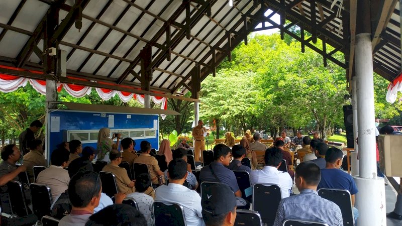 Suasana lelang terbuka kendaraan dinas di lapangan upacara Kantor Gubernur Sulsel, pada Selasa (9/4/2019). 