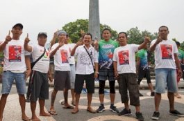 Diajak Ngopi, Sandiaga Pose Satu Jari Bareng Pendukung Jokowi