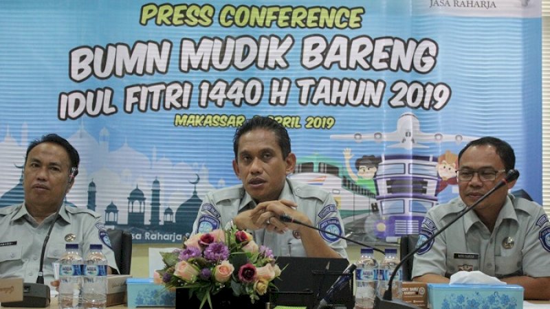 Kepala Cabang Jasa Raharja Sulawesi Selatan, Jahja Joel Lami (tengah).