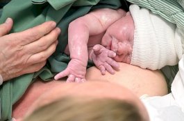 Wanita Pertama yang Jalani Transplantasi Rahim oleh Robot Telah Melahirkan