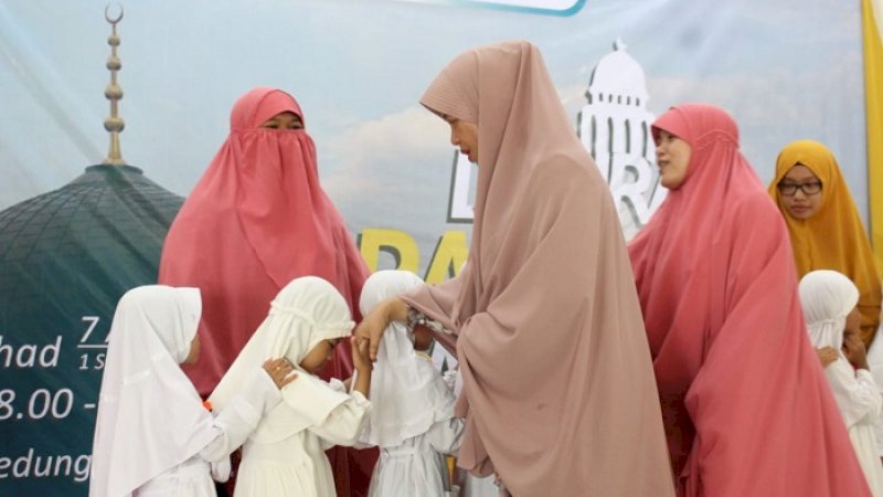 Ketua Kelompok Pengajian Nurul Hudah Kabupaten Barru, Hasnah Syam MARS membuka daurah Ramadan Muslimah Wahdah Islamiyah Cabang Barru di Bola Soba'e, belum lama ini.