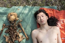 Kontroversi: Seniman Berfoto Telanjang di Samping Tulang-belulang Ayahnya