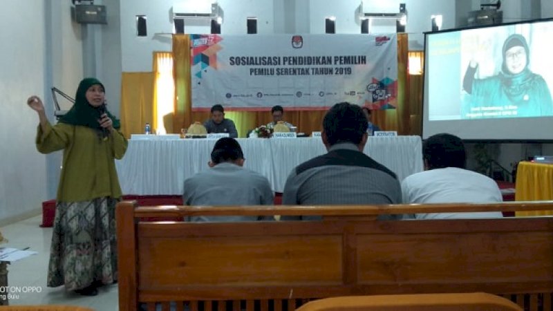 Andi Mariattang, anggota Komisi II DPR RI saat menjadi pembicara dalam sosialisasi pendidikan pemilih yang digelar di Hotel Agri Bulukumba, Rabu (10/4/2019).