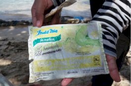 Bungkus Mi Instan Ini Mengapung di Laut Indonesia Selama 19 Tahun