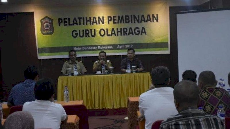 Bupati Takalar Syamsari SPt MM menutup pelatihan guru olahraga di Hotel Denpasar, Makassar, Selasa (9/4/2019).