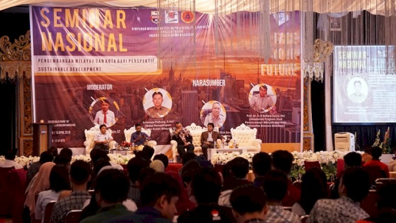 Himpunan Mahasiswa Perencanaan Wilayah dan Kota (PWK) Fakultas Teknik Universitas Bosowa (Unibos) melaksanakan kegiatan seminar nasional Planoface di Balai Sidang 45, Rabu (10/4/2019).

