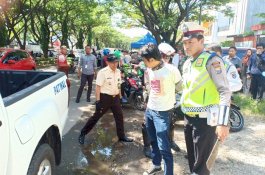 Ancam Polisi Pakai Parang, Pemuda Gowa Ini Langsung Lunglai saat Ditodong Pistol