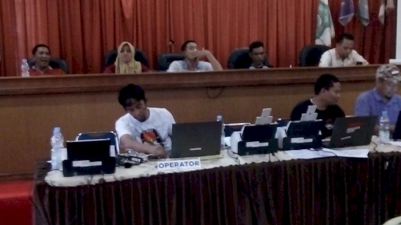 Komisi Pemilihan Umum Daerah (KPUD) Takalar menggelar rapat pleno rekapitulasi DPTb dan DPT pasca pleno DPTHP tahap ketiga, Rabu (10/4/2019).

