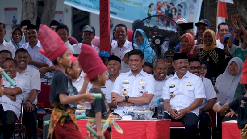 Bupati Gowa Adnan Purichta Ichsan dan Wakil Bupati Gowa Abdul Rauf Malaganni di Desa Bontolangkasa Bontonompo, Rabu (10/4/2019).