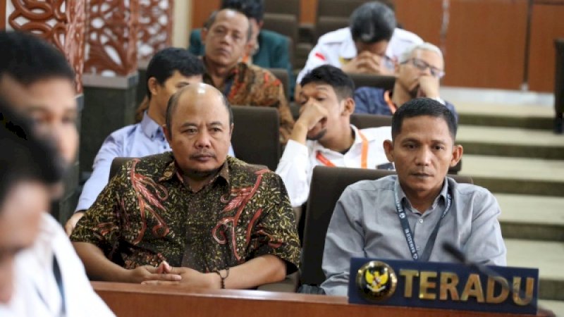 Ketua KPU Pariaman Abrar Azis (kanan) saat menjalani sidang di DKPP.
