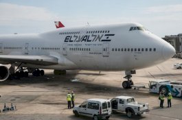 Penumpang Mencoba Melompat dari Pesawat Melalui Pintu Darurat