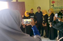 Kabag Humas dan Protokoler Setdako Parepare Jadi Rebutan Swafoto Emak-Emak