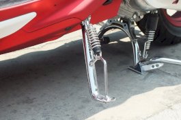 Matikan Mesin Pakai Standar Samping Bikin Aki Drop, Benarkah?