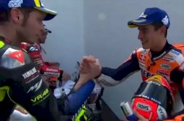 Rossi Ungkap Alasan Mau Jabat Tangan Marquez