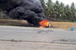 Mobil Terbakar, Warga Tarik Sopir Lalu Dorong Avanza ke Sawah