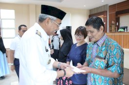 Husler Serahkan Insentif bagi Petugas Keagamaan