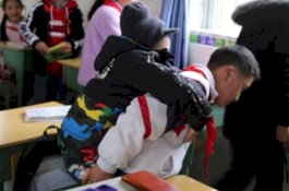 Selama 6 Tahun, Bocah SD ini Gendong Temannya yang Cacat di Sekolah