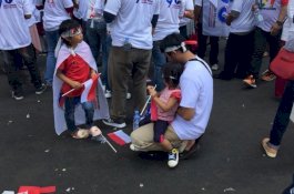 Anak-anak Bertaburan di Kampanye Terakhir Jokowi-Ma'ruf Amin di GBK