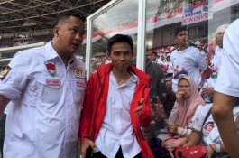 Acungkan 2 Jari di Kampanye Akbar Jokowi, Pria Ini Dilempari Botol Saat Diamankan